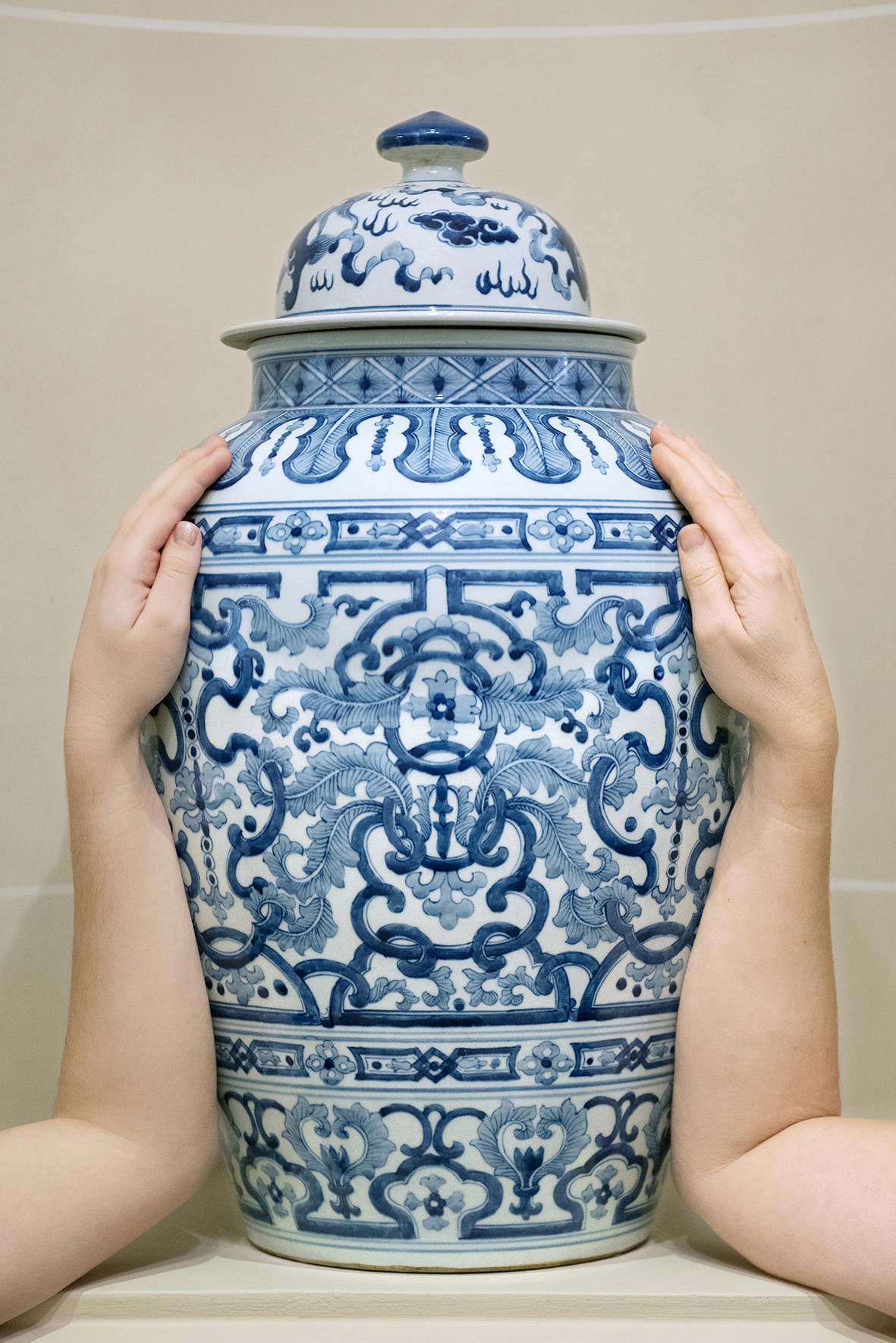 Julien Spiewak: Blue and white porcelain vase with geometric and floral motifs, Léane, Laetitia. Hôtel Hermitage Monte-Carlo. 2025