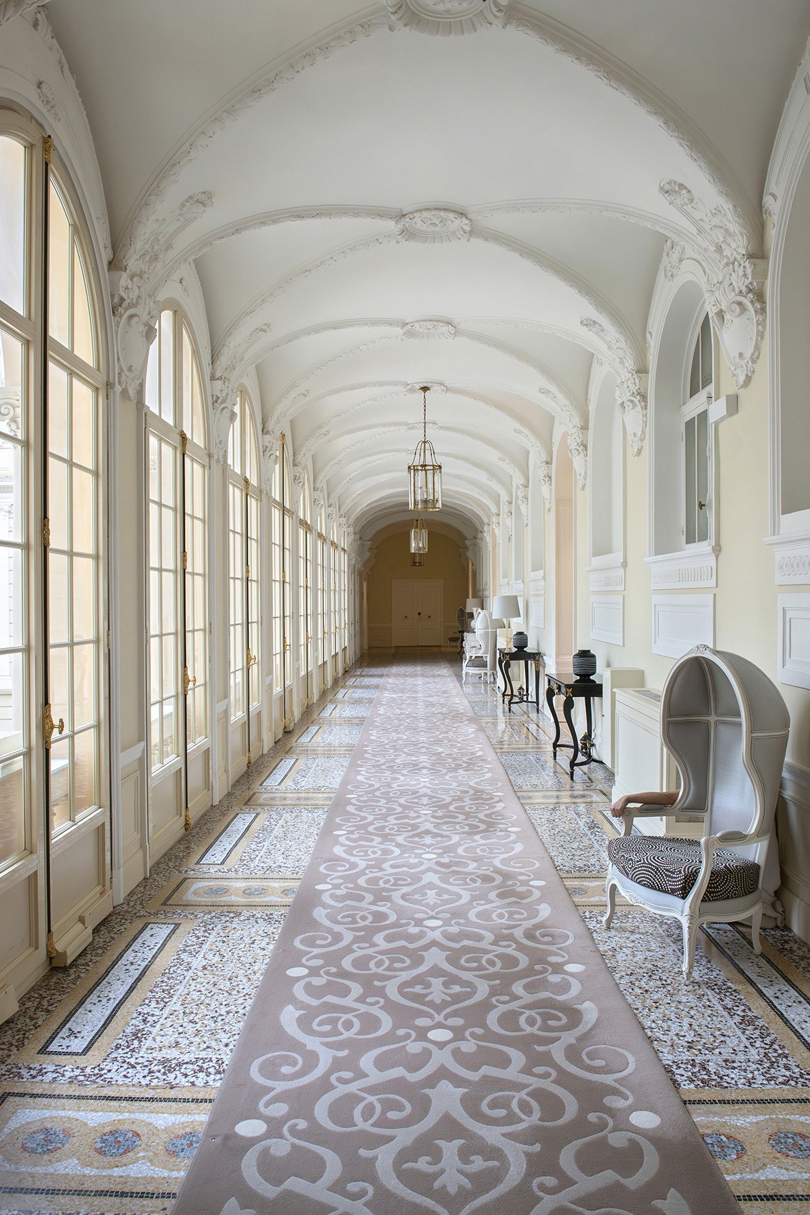 Julien Spiewak: Large gallery with vaulted ceiling, Lexie, Louis XV-stylearmchairs. Hôtel Hermitage Monte-Carlo. 2025