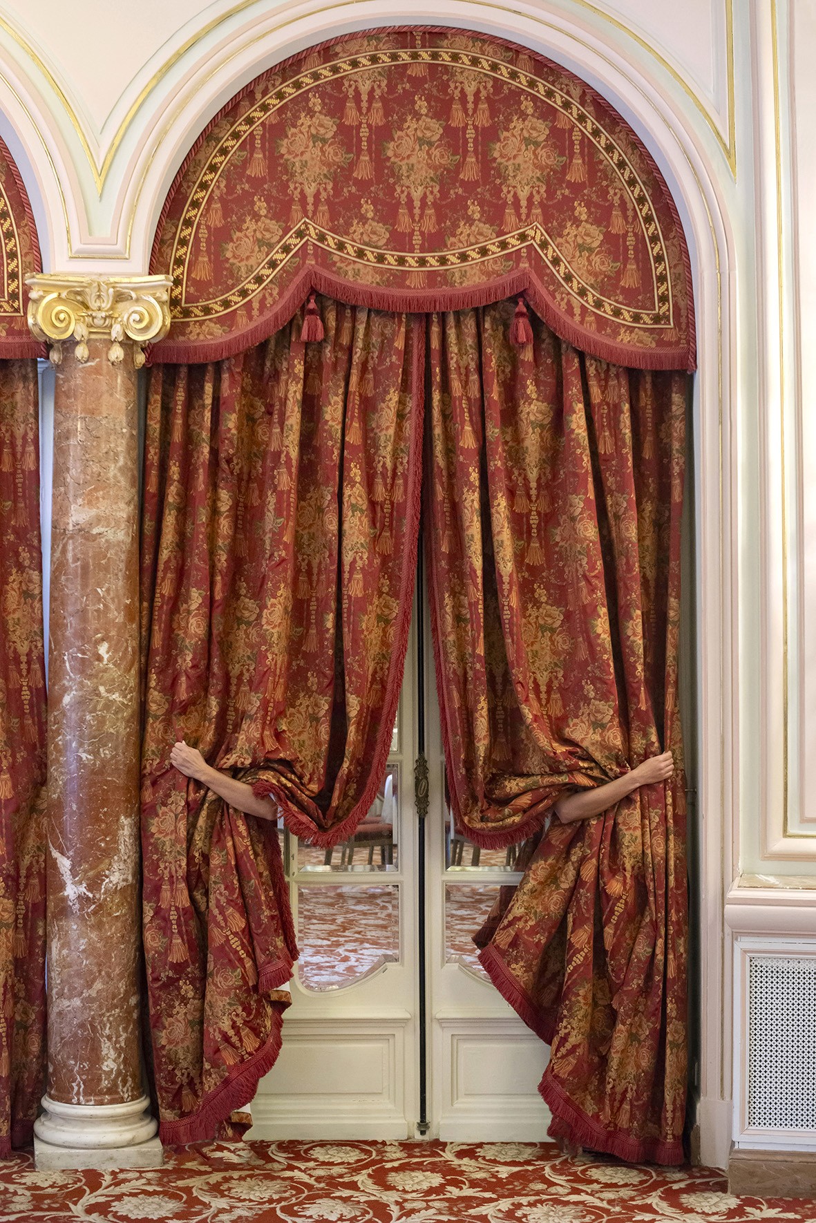 Julien Spiewak: Double curtains with pompom motif, Carole, pink marble column, Fanny. Hôtel Hermitage Monte-Carlo. 2025