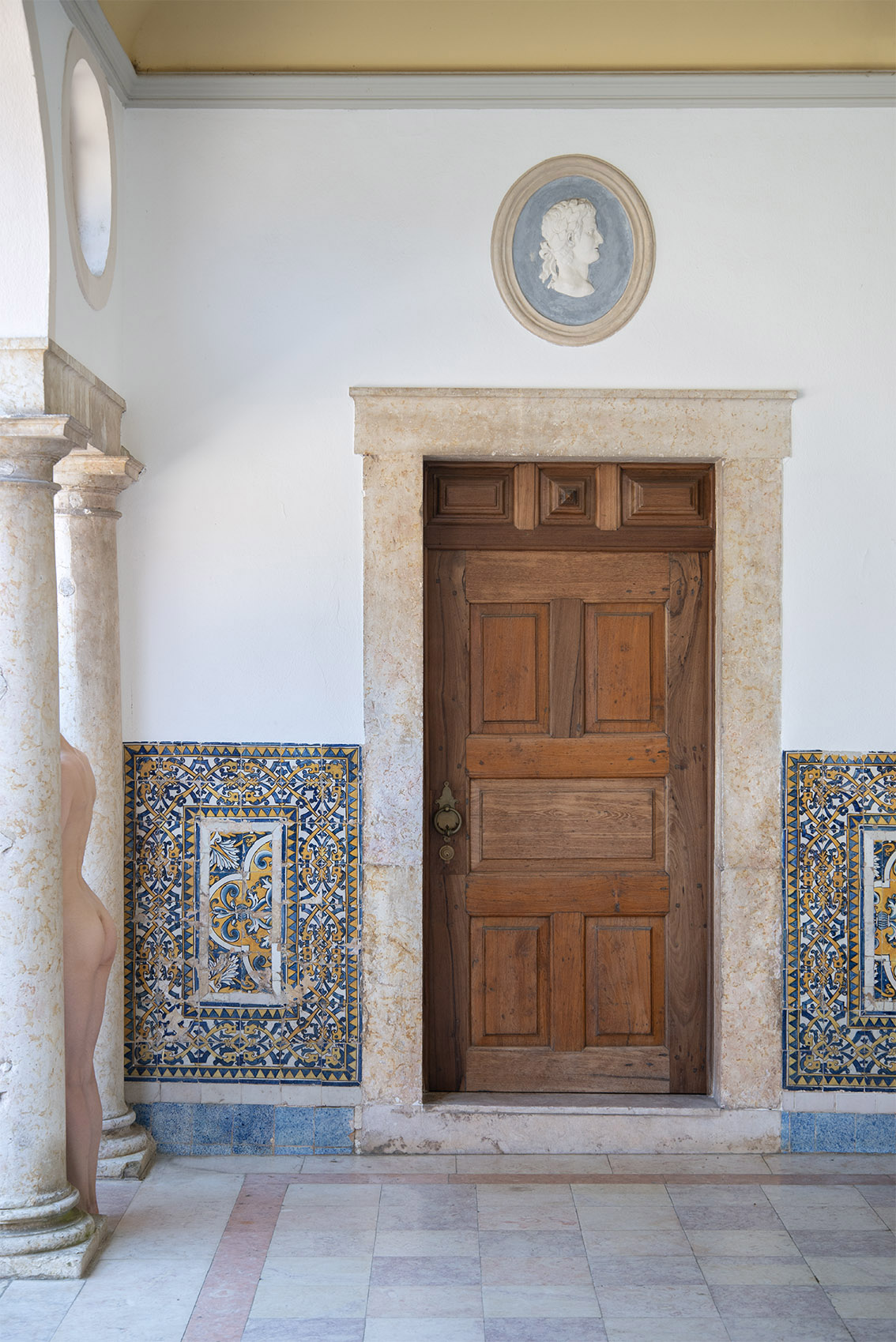 Julien Spiewak: 17th-century tiled wainscoting, Anna, oval frame with a relief bust in profile on a blue background depicting a Roman emperor. Fronteira Palace (Portugal). 2026