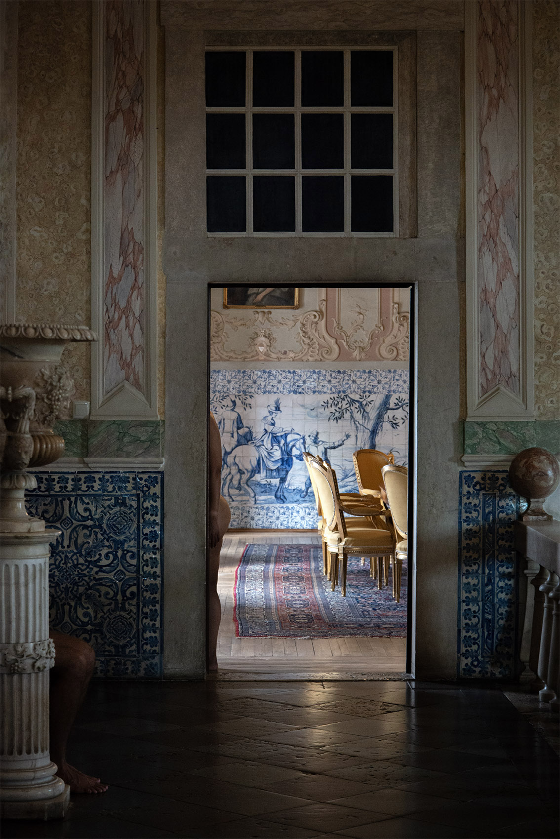Julien Spiewak: Gilded Empire-style armchairs, Adriana; a column and an alabaster vase depicting Bacchus, Pedro. Fronteira Palace (Portugal). 2026